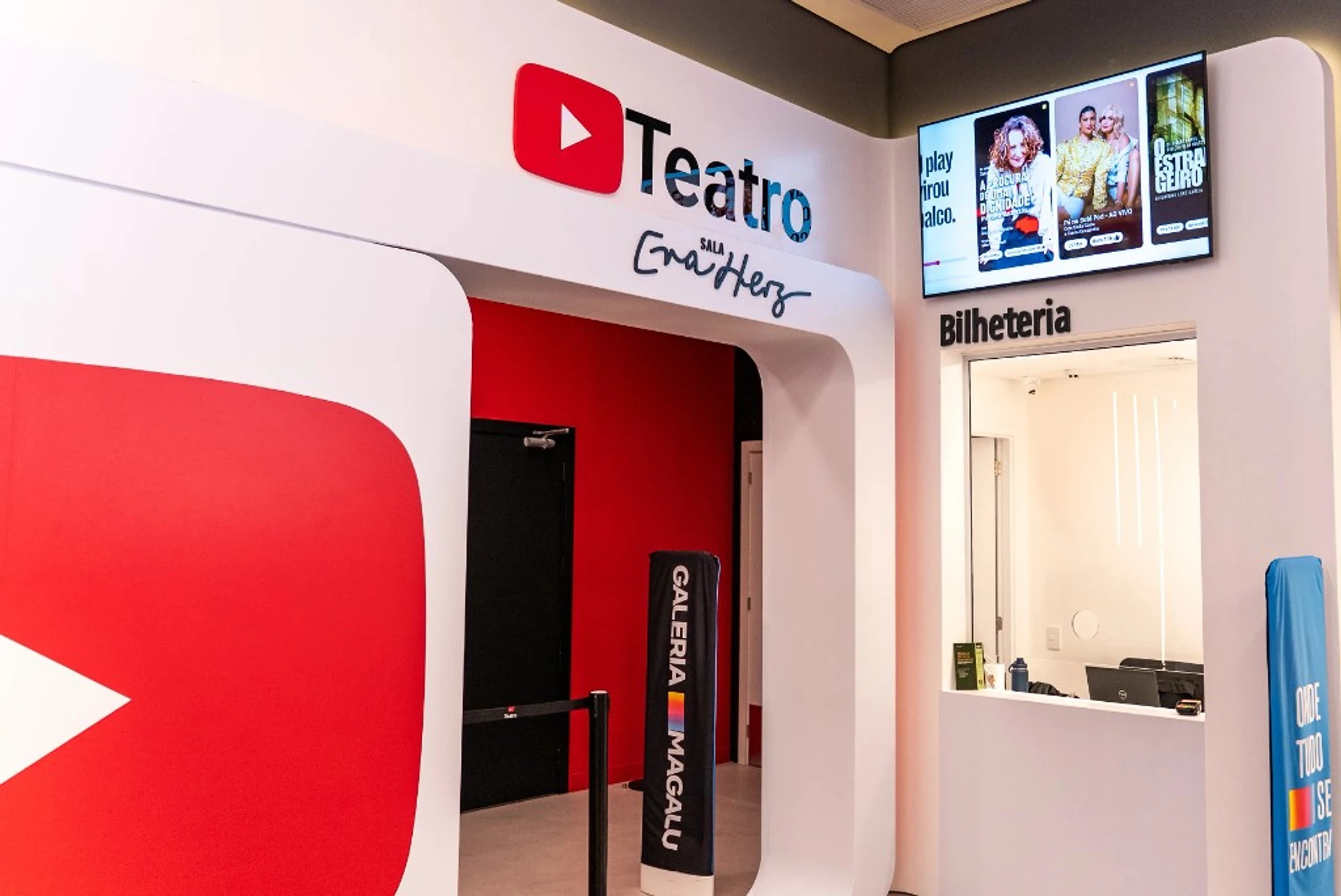 Fachada e entrada do YouTube Teatro na Galeria Magalu, São Paulo